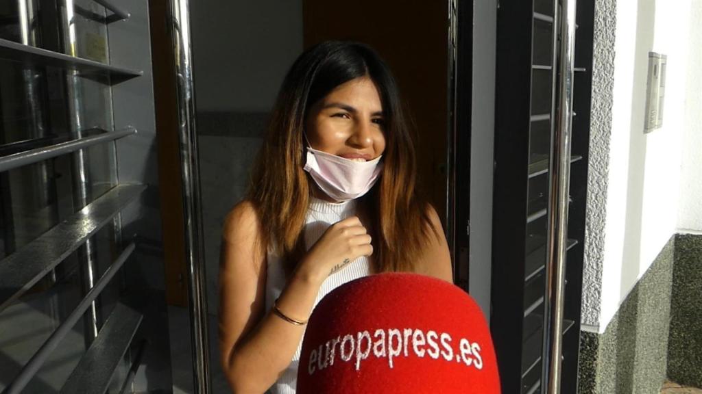 Isa Pantoja atendiendo a los medios en la puerta de su casa.