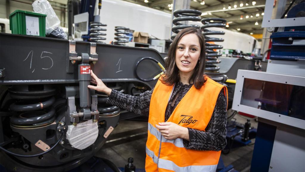 Elena Moral, en la sede de Talgo, en la zona de taller.