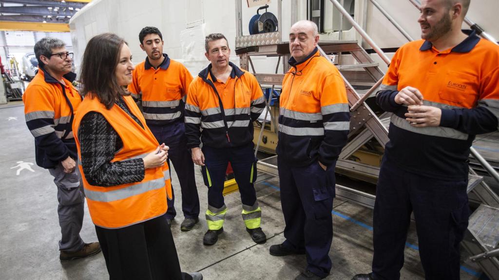 La ingeniera Elena Moral charla con algunos de sus trabajadores en el taller.