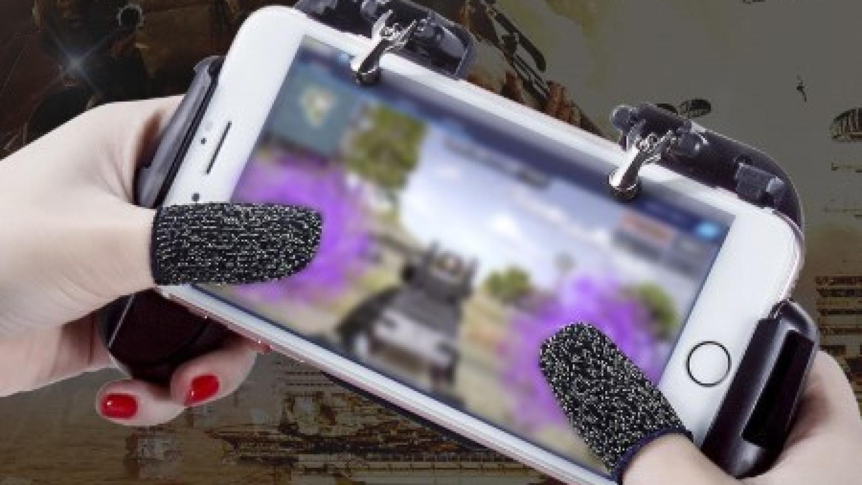El accesorio para jugar en el móvil más loco, mini guantes para tus pulgares