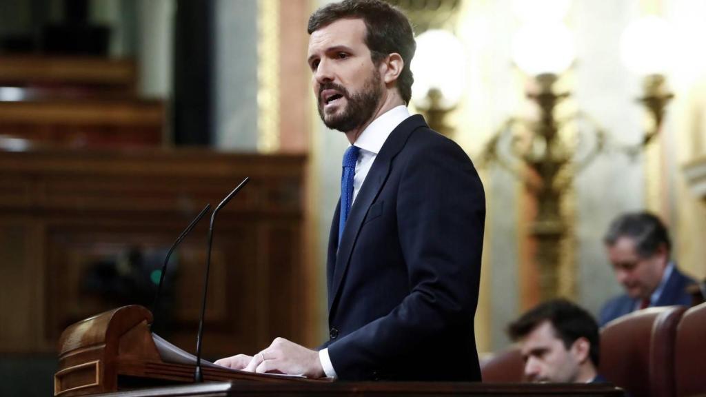 El líder del PP, Pablo Casado, en la tribuna del Parlamento.