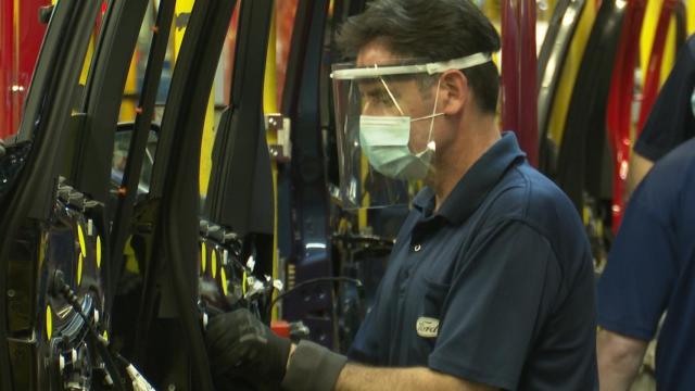 Un trabajador en Ford Almussafes (Valencia).