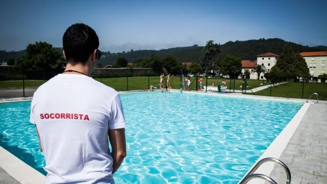 Un socorrista en una piscina.