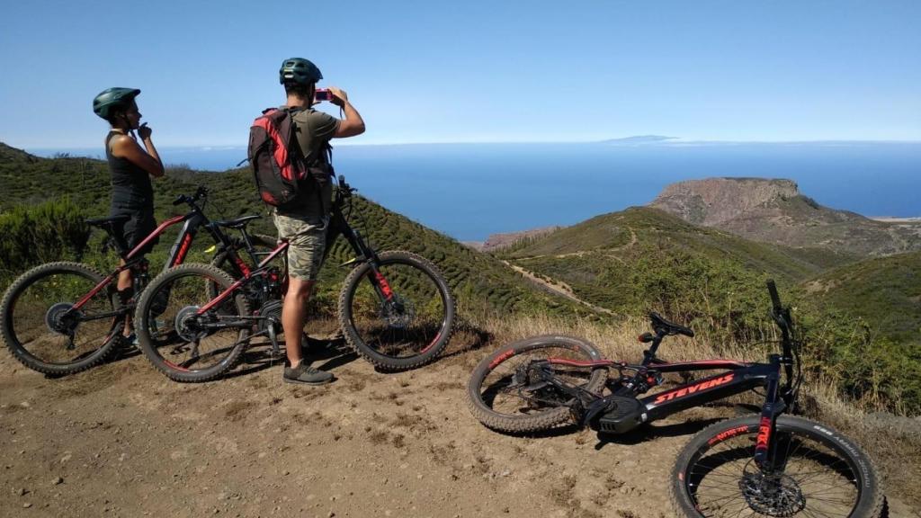 Turistas en el Parque Nacional de Garajonay, en La Gomera.