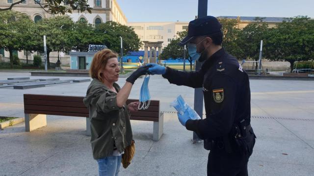 Reparto de mascarillas en la plaza de Pontevedra.