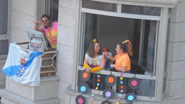 Fiesta en las ventanas de las calles Méjico y Chile.