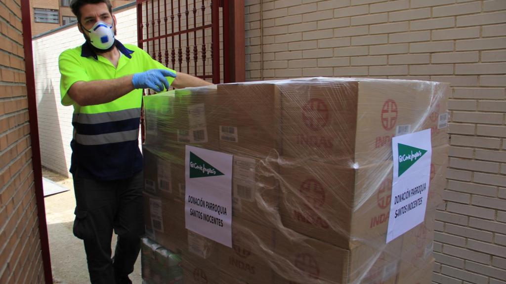 Donación de material sanitario y de higiene a la Parroquia de los Santos Inocentes, en Madrid.