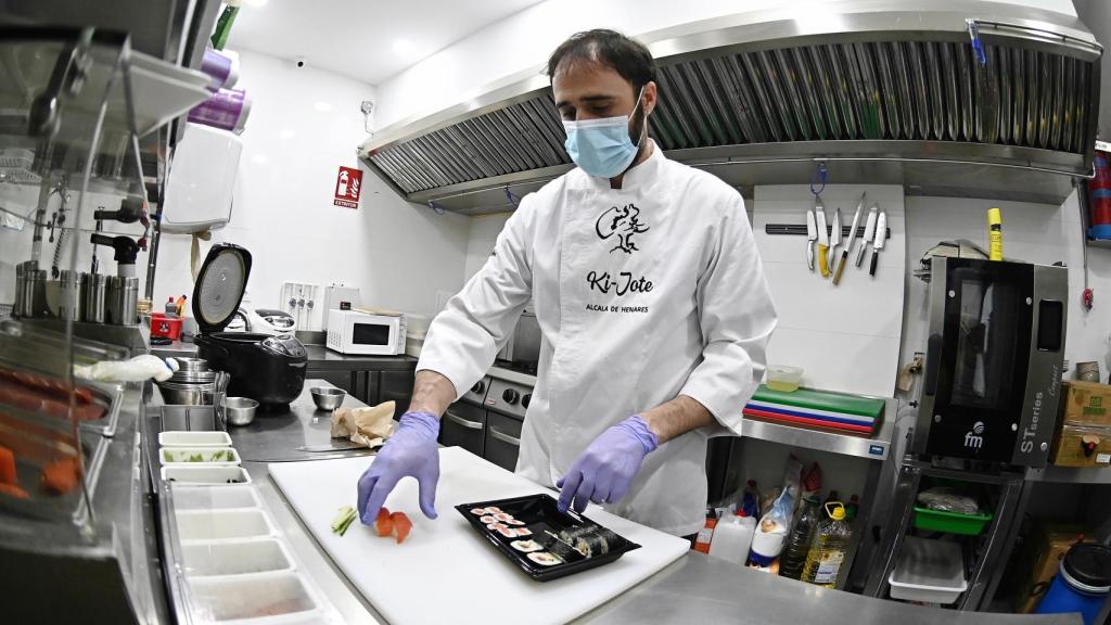 Un restaurante de comida japonesa prepara pedidos para llevar en Alcalá de Henares.