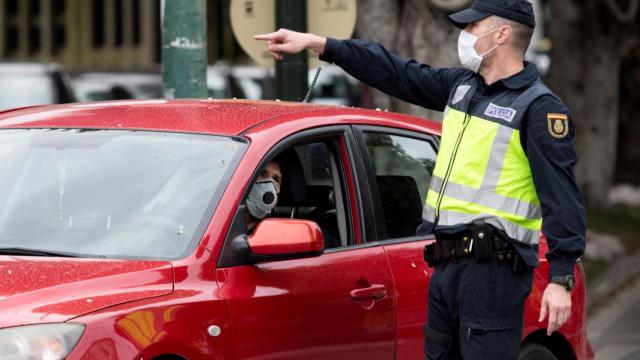 Un miembro de la Policía Nacional realiza un control de tráfico.