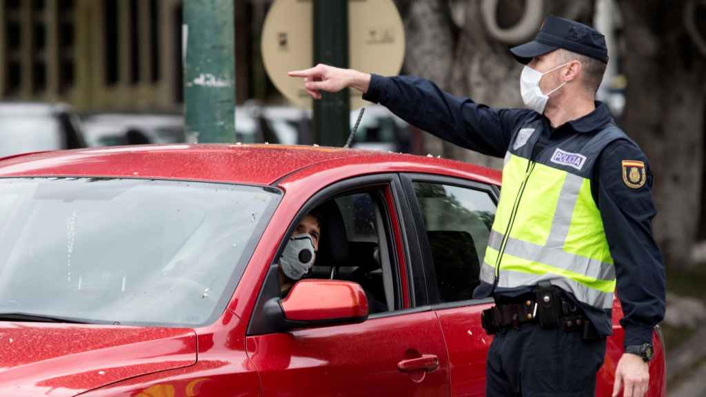 Un miembro de la Policía Nacional realiza un control de tráfico.