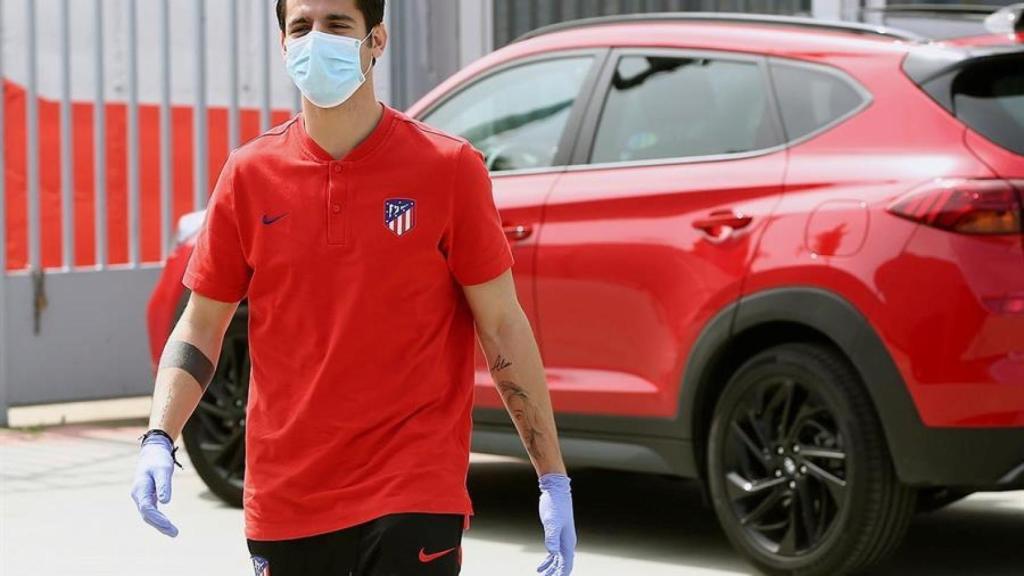 Álvaro Morata, con mascarilla, antes de pasar el test del coronavirus