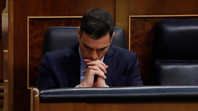 Pedro Sánchez reflexiona en su escaño en el inicio de la sesión del Congreso.