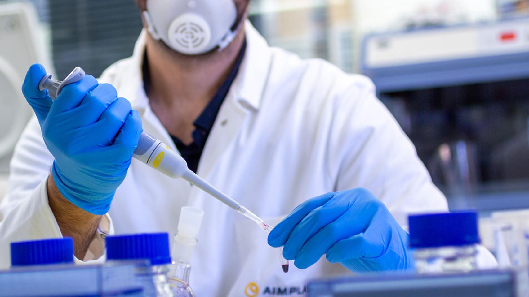 Un investigador de Aimplas trabajando en el laboratorio.