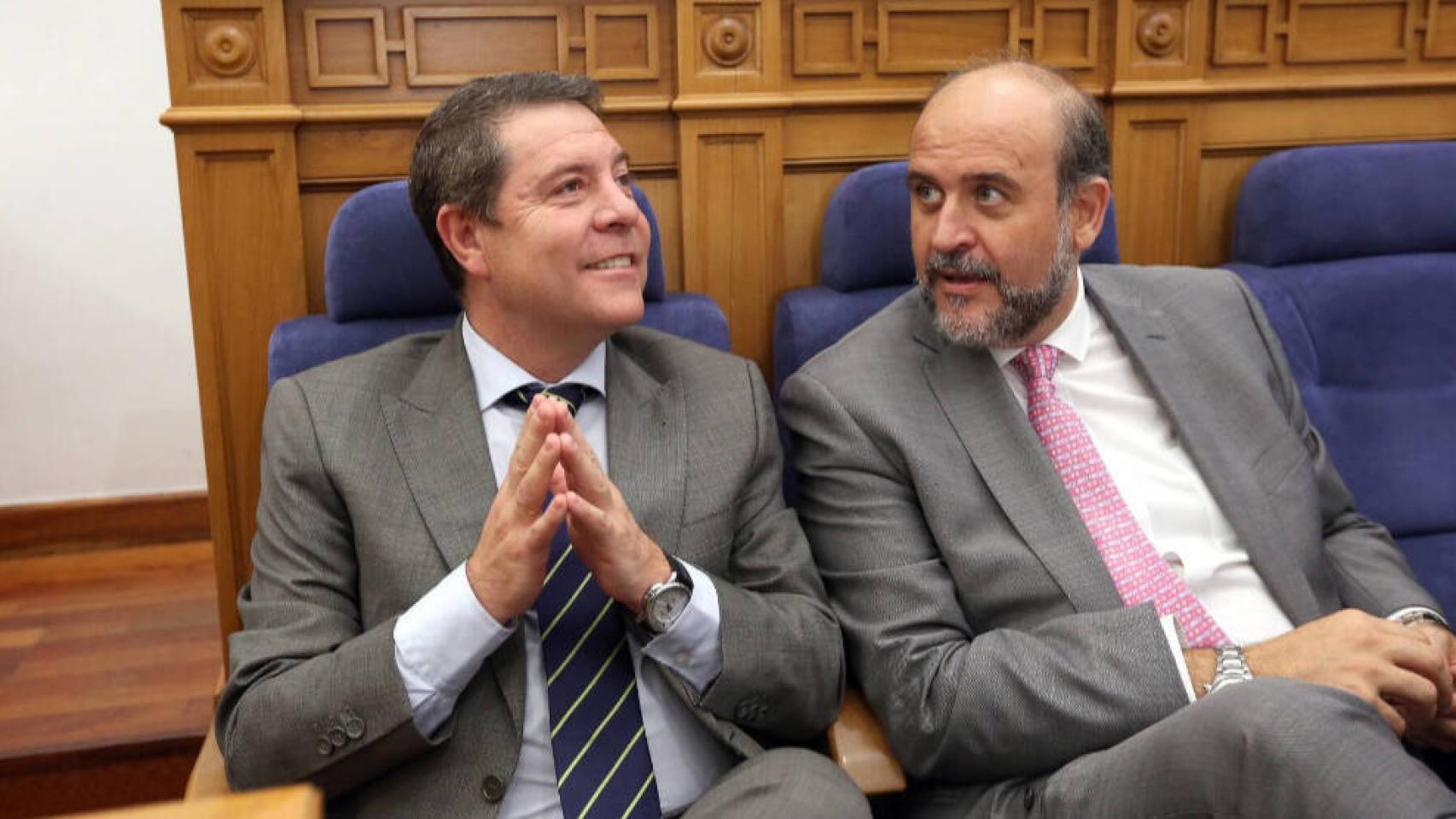 Emiliano García-Page y José Luis Martínez Guijarro, en una imagen de archivo en las Cortes de Castilla-La Mancha