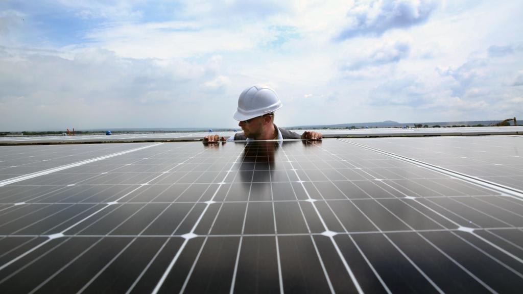 Un operario supervisa una planta solar.