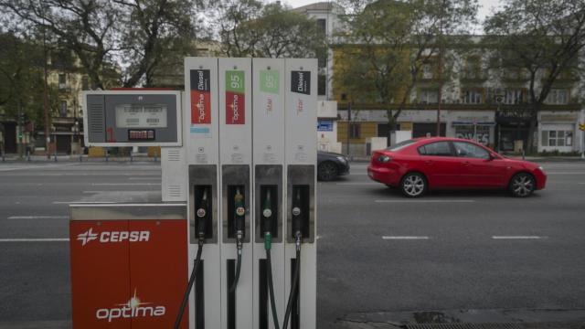 Una gasolinera vacía debido al desplome del consumo de gasolinas durante el confinamiento.