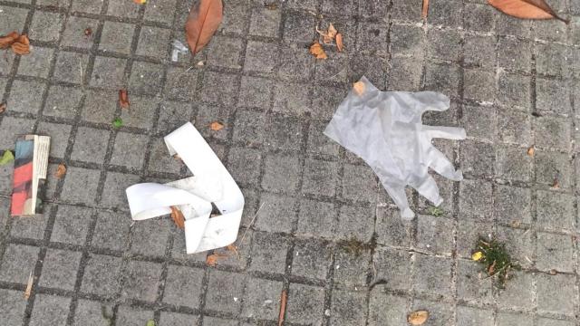 Guantes de plástico en las inmediaciones de la Avenida de la Habana.