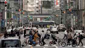 Peatones con mascarilla en una calle de Tokio.