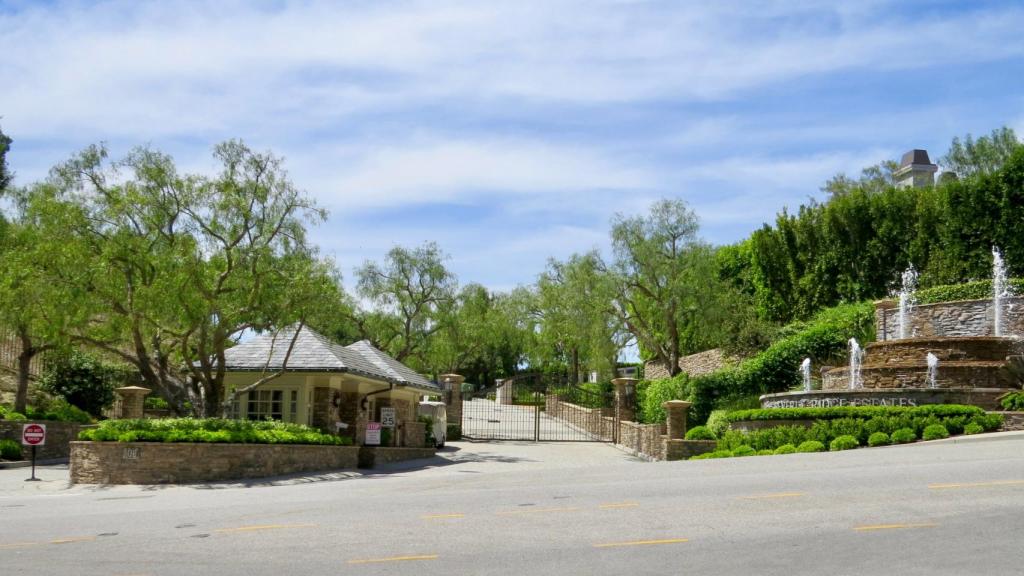 La entrada a la mansión de los duques de Sussex dispone de una gran seguridad.