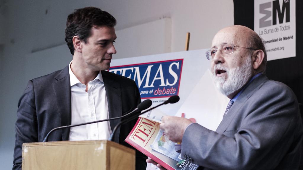 El presidente del Gobierno, Pedro Sánchez, y el presidente del CIS, José Félix Tezanos, en 2014.
