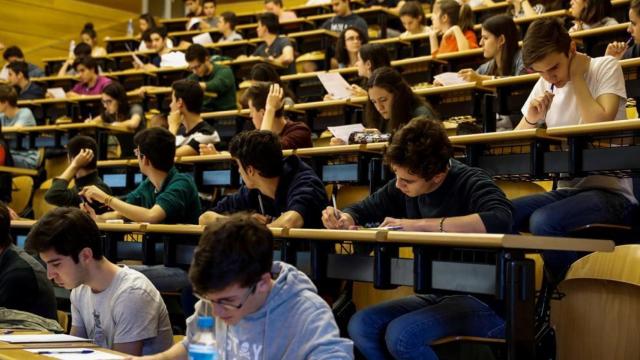 Los estudiantes pasan las pruebas de Selectividad.