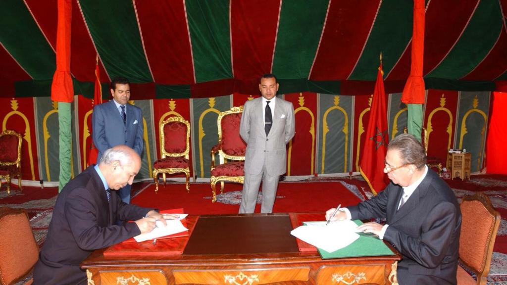 Firma de la Convención del Proyecto turístico de Saïdia, en Marruecos. Es uno de los grandes desarrollos turísticos de este país ejecutados por Fadesa. En la foto, Manuel Jove, el Rey de Marruecos y el primer ministro marroquí, Driss Jettou.