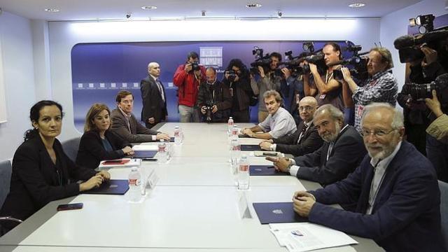 Yolanda Fuentes (i), junto con Soraya Sáenz de Santamaría. Al fondo a la derecha, el doctor Fernando Simón.