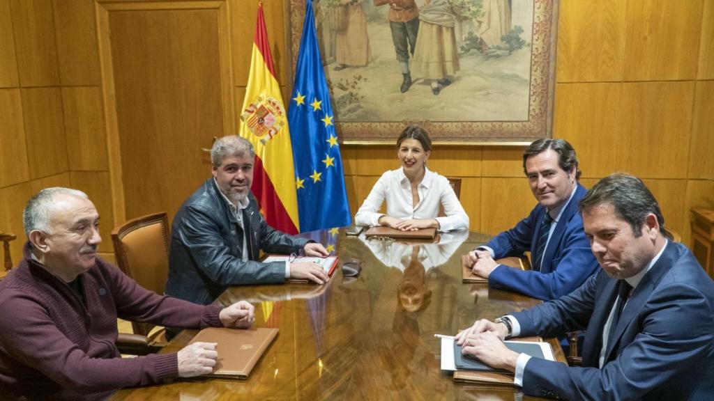 Pepe Álvarez, Unai Sordo, Yolanda Díaz, Antonio Garamendi y Gerardo Cuerva.