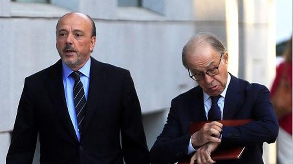 Javier Monzón y su abogado, Luis Rodríguez Ramos, en el exterior de la Audiencia Nacional./