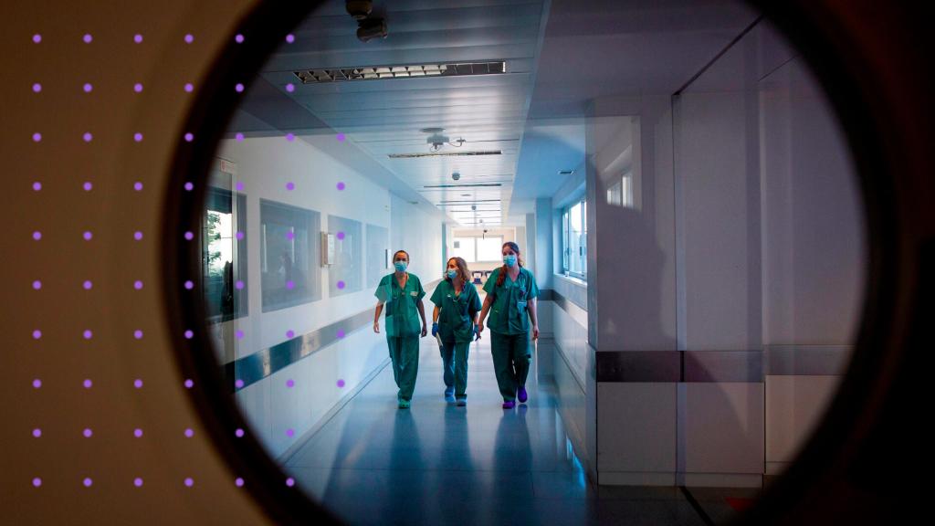 Tres sanitarias en de la UCI del hospital de San Pedro de Logroño.