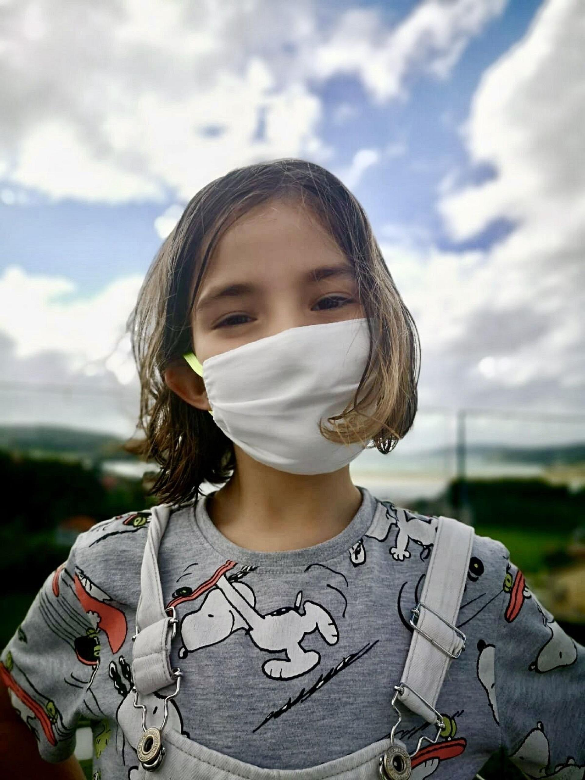 María, hija de Cristina Giraldo, pasea con su mascarilla higiénica reutilizable.