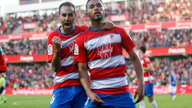 Yangel Herrera, junto a un compañero en el Granada