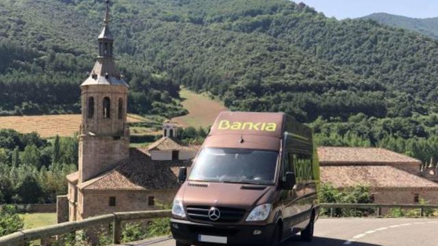 Un ofibus de Bankia recorriendo zonas rurales sin sucursal bancaria.