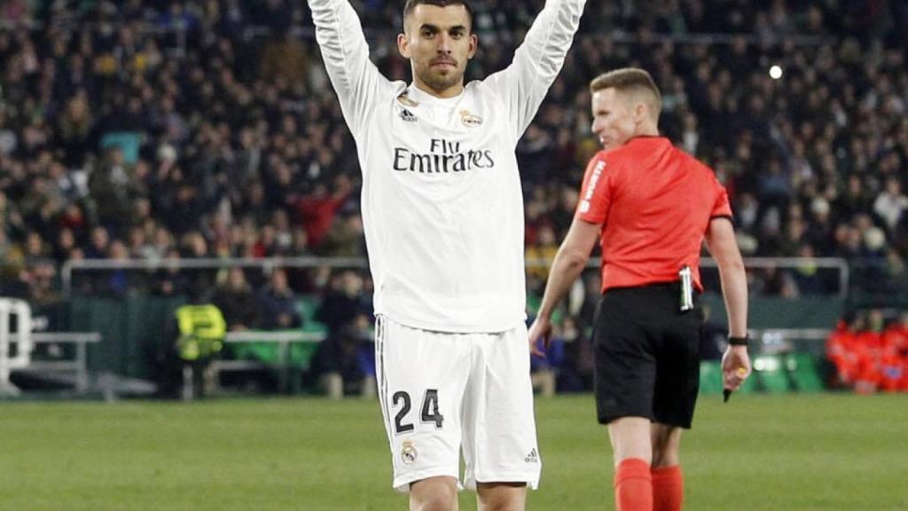 Dani Ceballos celebra un gol en el Benito Villamarín pidiendo perdón a la grada