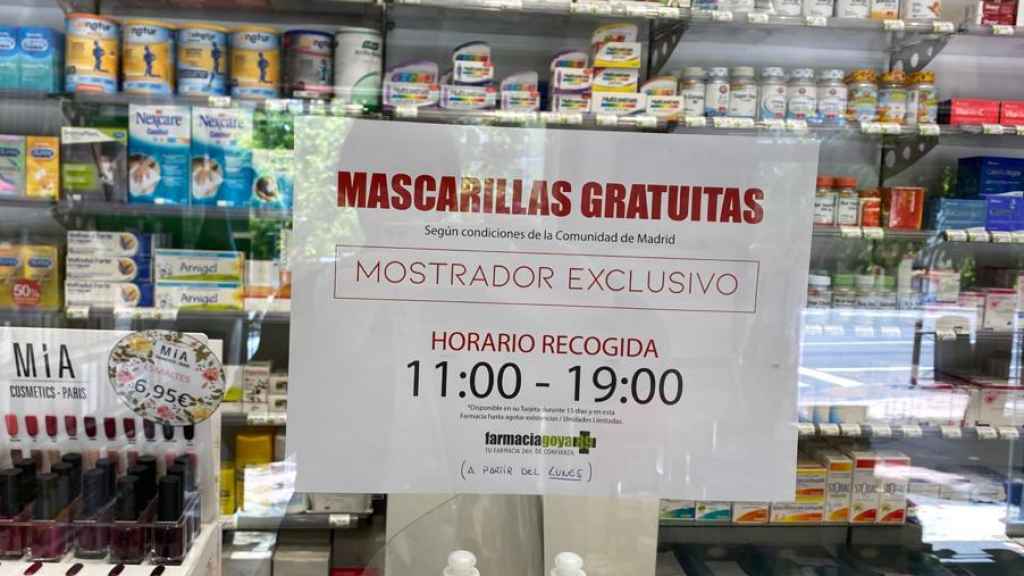 Las farmacias dispondrán de una mascarilla gratuita por madrileño a partir de este lunes.