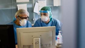 Dos médicos consultan información en la plataforma del sistema de salud español.