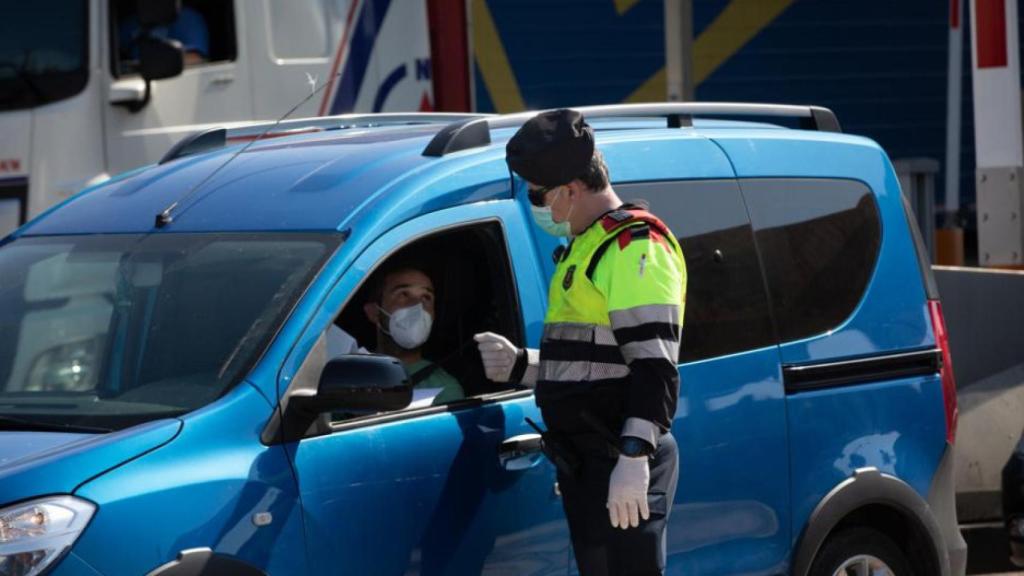 El Gobierno flexibiliza la norma para el uso de mascarilla en el coche | David Zorrakino (EP)
