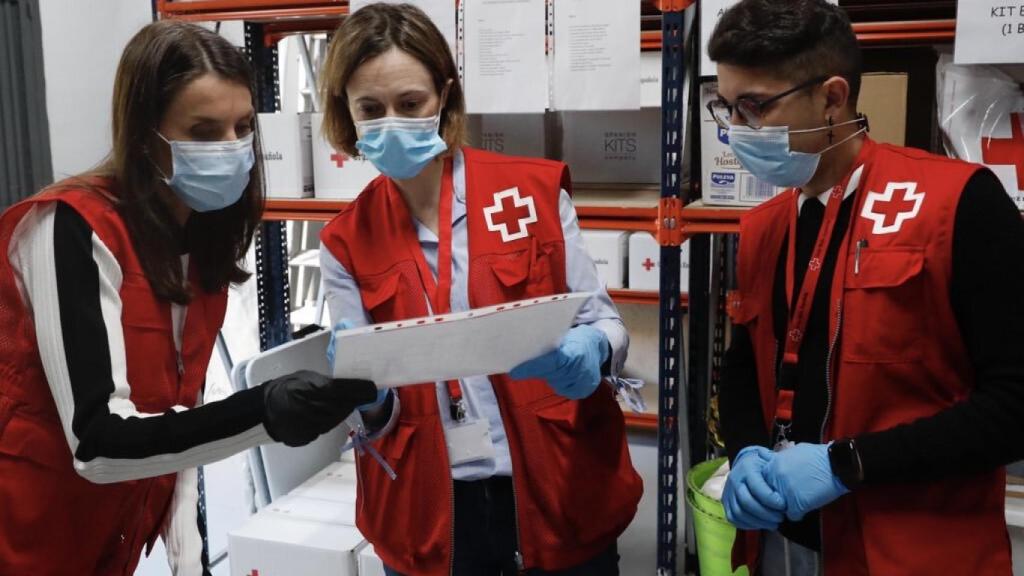 La reina Letizia ha visitado el almacén donde se guardan las cajas con alimentos y productos de higiene para las personas más necesitadas.