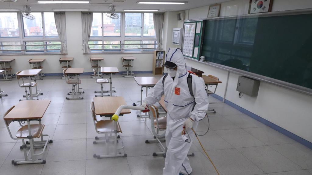 Limpieza en un colegio de Seúl.