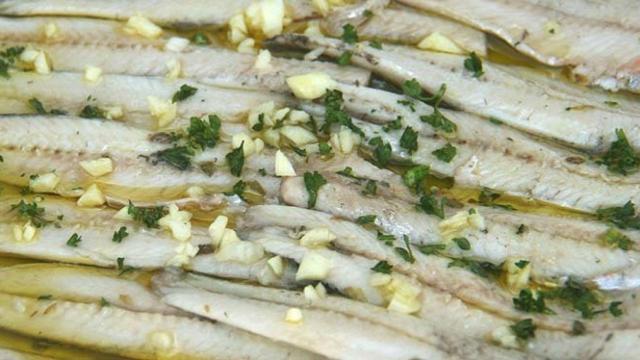 Unos boquerones en vinagre en un plato.