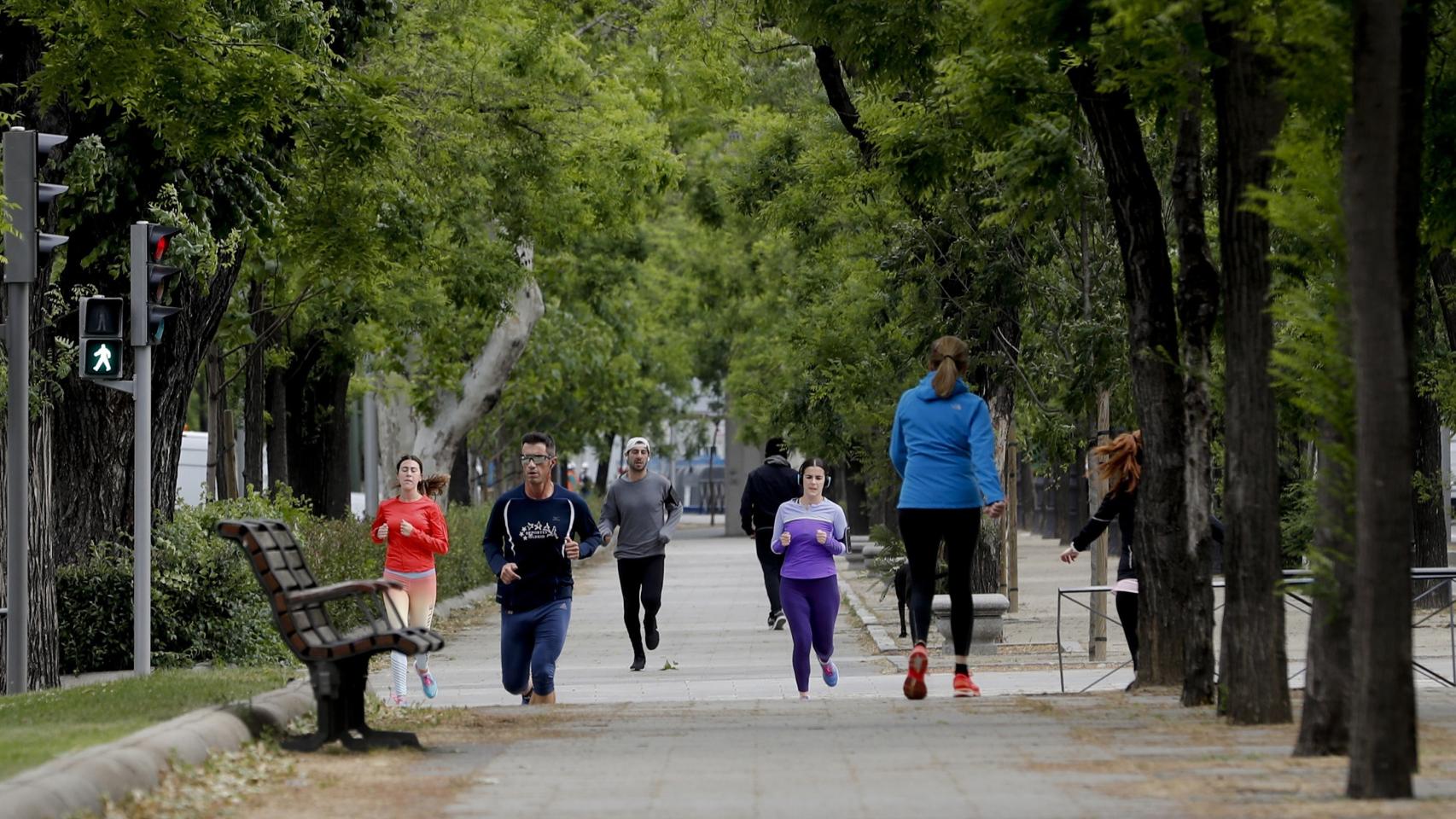 Varios ciudadanos hacen deporte este lunes 11 de mayo en Madrid.