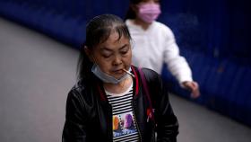 Una mujer fumando en plena pandemia.