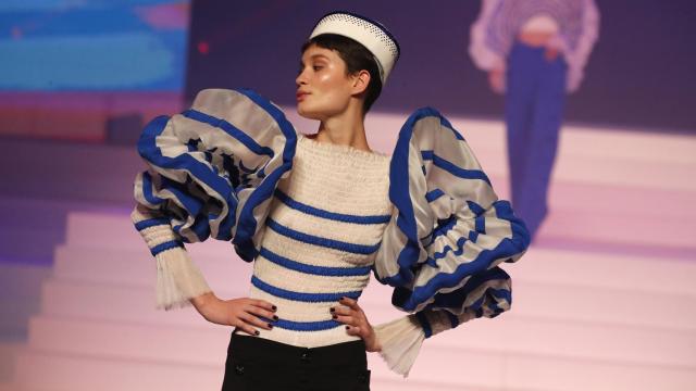 Modelo luciendo una versión actualizada de la clásica camiseta marinera, creada por Jean Paul Gaultier.