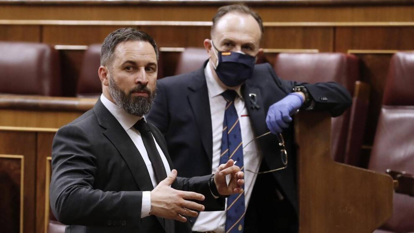 El líder de Vox, Santiago Abascal (izda.), sale del hemiciclo tras el pleno del Congreso celebrado el pasado miércoles