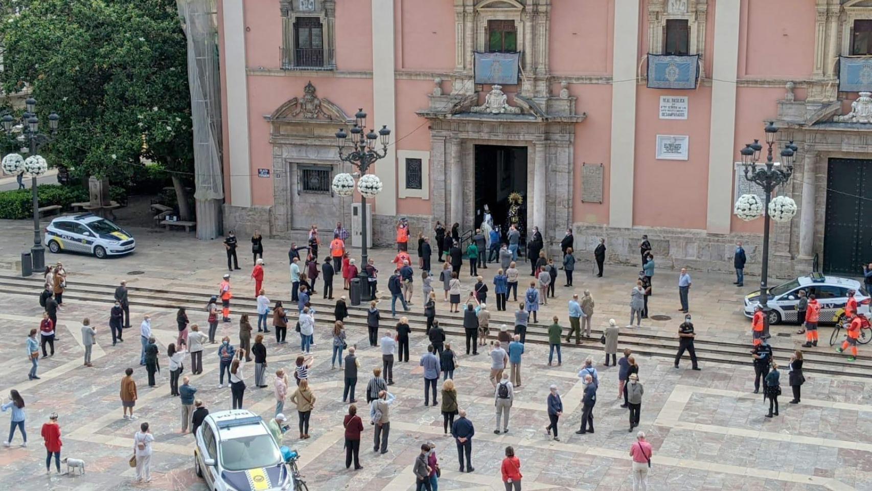 Imagen del exterior de la Basílica en la que se percibe la distancia entre los congregados.