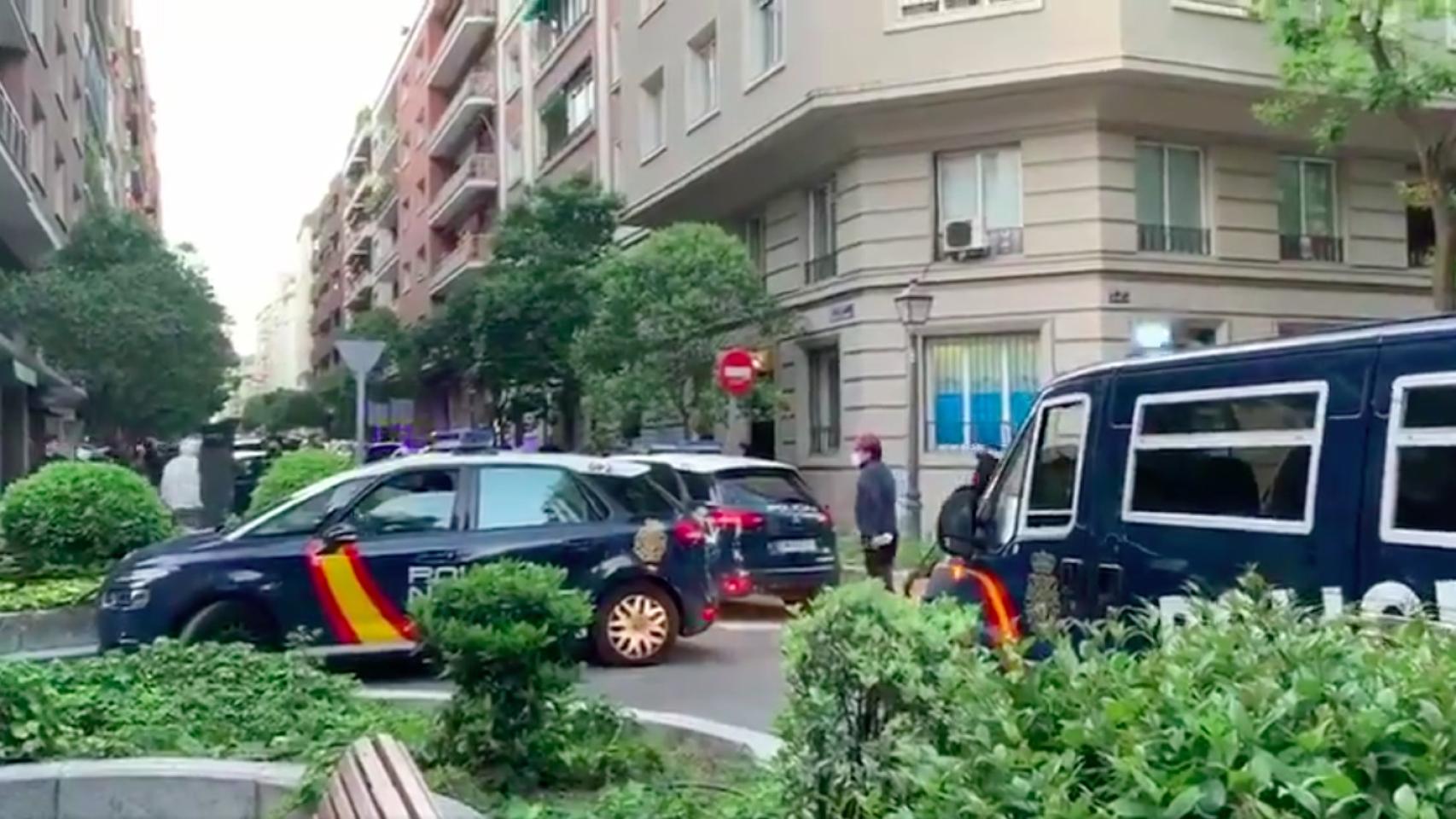 Vehículos de la Policía Nacional cortando la calle Núñez de Balboa.