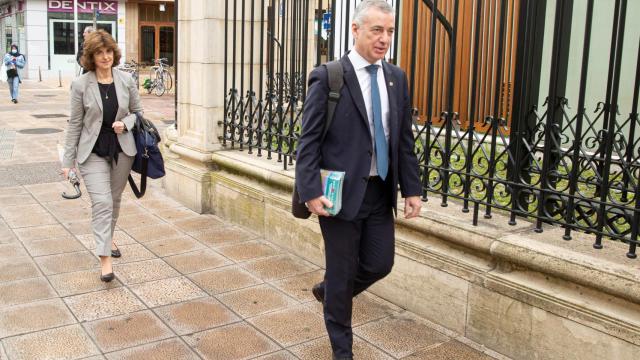 El lehendakari, Iñigo Urkullu, y la consejera de Salud, Nekane Murga, llegan al Parlamento vasco.