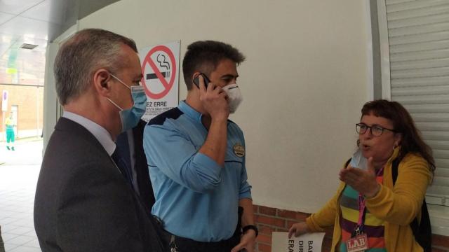 El lehendakari, Íñigo Urkullu, durante su visita al Hospital de Cruces en Baracaldo.