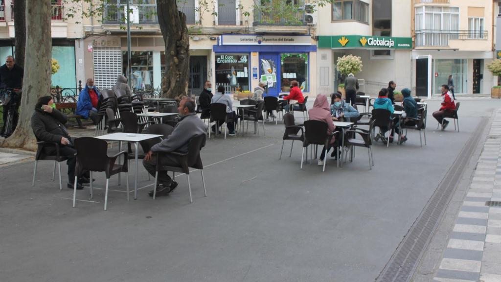 La calle Carretería de Cuenca estrena fase 1 recobrando el pulso con dos terrazas y comercios abiertos.