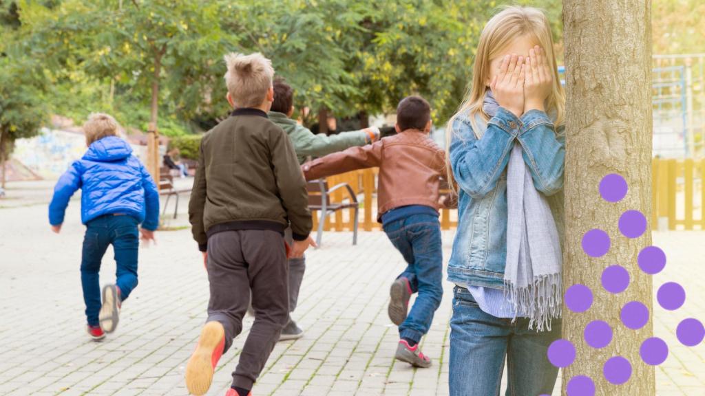 Unos niños y niñas jugando al escondite.